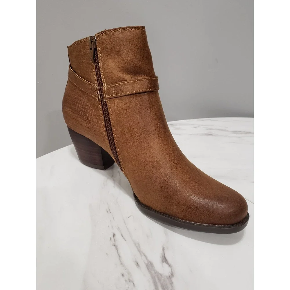 NEW NO BOX 9.5 Baretraps Rylen Brown Ankle Boots Buckle Strap Block Heel Booties